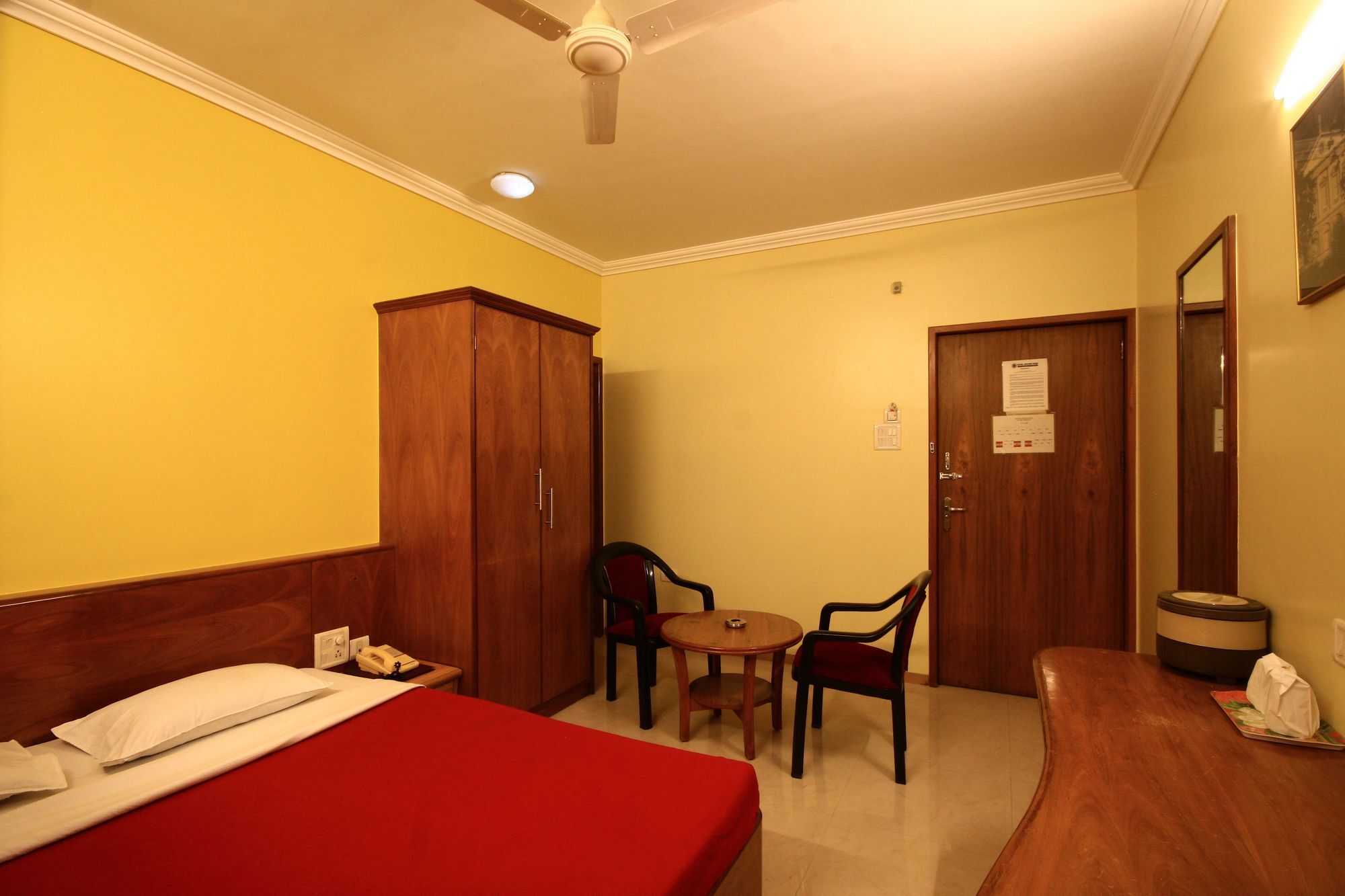 Hotel Deccan Park Пуна Экстерьер фото